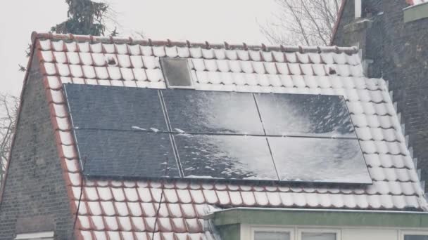 Śnieg Panelach Słonecznych Dachu Domu — Wideo stockowe