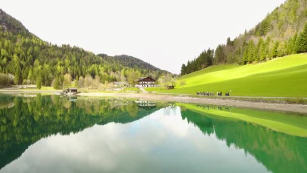 Güzel Dağ Gölü Manzaralı Hava Görüntüleri — Stok video