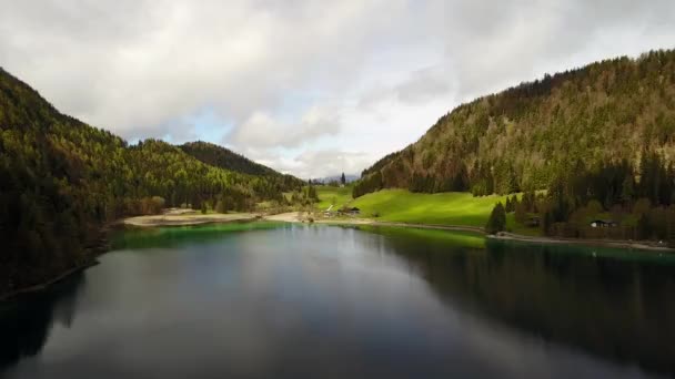 Γραφική Εναέρια Πλάνα Από Την Όμορφη Λίμνη Βουνό — Αρχείο Βίντεο