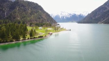 Güzel dağ gölü manzaralı hava görüntüleri