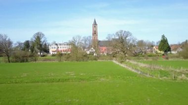 Hollanda 'daki Rhenen Kilisesi' nin Nederrijn nehri yakınlarındaki görüntüleri.