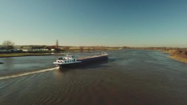 Nehirdeki yük gemisinin hava görüntüleri.