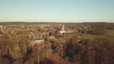 Hollanda 'daki Rhenen Kilisesi' nin Nederrijn nehri yakınlarındaki görüntüleri.