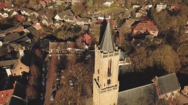 Hollanda 'daki Rhenen Kilisesi' nin Nederrijn nehri yakınlarındaki görüntüleri.