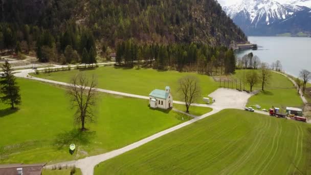 Pequeña Iglesia Cerca Del Achensee Austria Aérea — Vídeos de Stock