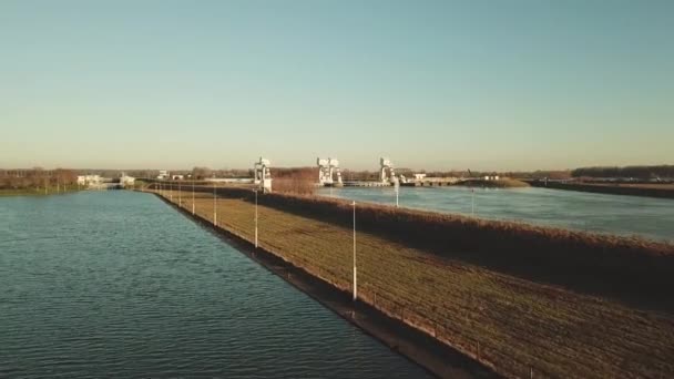Lukot Weirin Kompleksi Lähellä Amerongenia Hollannissa — kuvapankkivideo