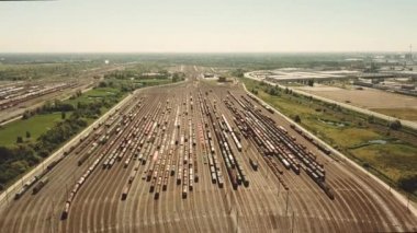 Antwerpen 'de bir sürü treni olan büyük bir tren istasyonu. 