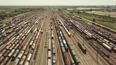 Antwerpen 'de bir sürü treni olan büyük bir tren istasyonu. 