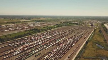Antwerpen 'de bir sürü treni olan büyük bir tren istasyonu. 
