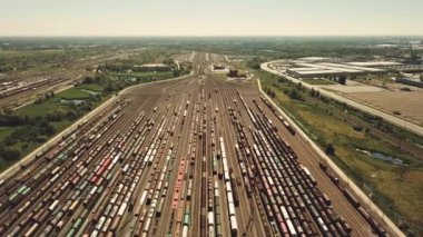 Antwerpen 'de bir sürü treni olan büyük bir tren istasyonu. 