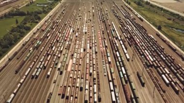Antwerpen 'de bir sürü treni olan büyük bir tren istasyonu. 