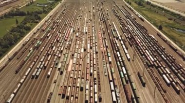 Antwerpen 'de bir sürü treni olan büyük bir tren istasyonu. 