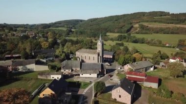 Belçika 'nın Ardennes köyündeki bir kilisenin havası.