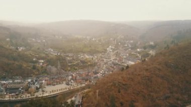 Belçika 'nın La Roche en Ardenne şehrinde nehir ve harabelerle hava manzarası