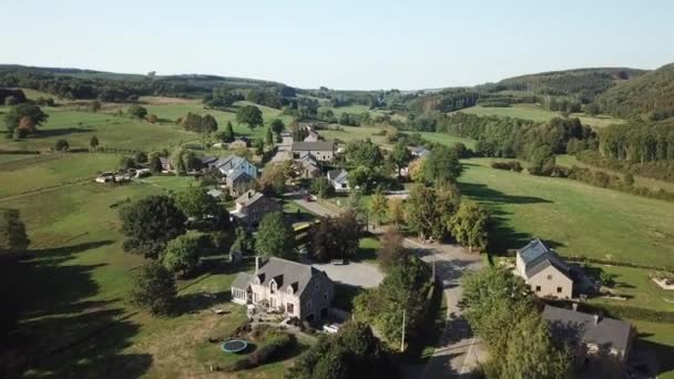 Belçika Ardennes Küçük Bir Köyün Üzerinde Uçuyor — Stok video