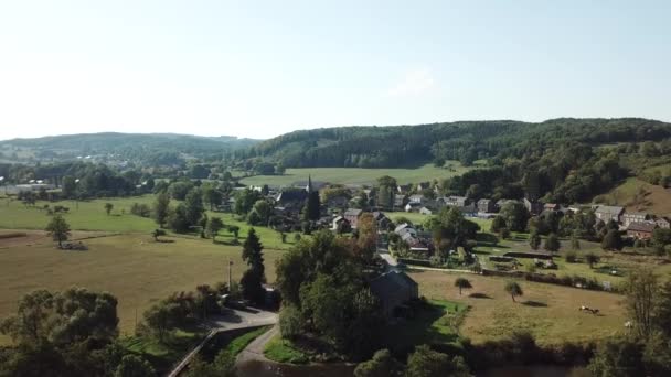 Belçika Ardennes Kilisesi Olan Küçük Bir Köyün Üzerinde Uçuyor — Stok video