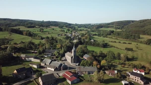 Luchtfoto Van Een Kerk Een Dorp Belgische Ardennen — Stockvideo