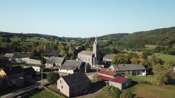 Luchtfoto Van Een Kerk Een Dorp Belgische Ardennen — Stockvideo