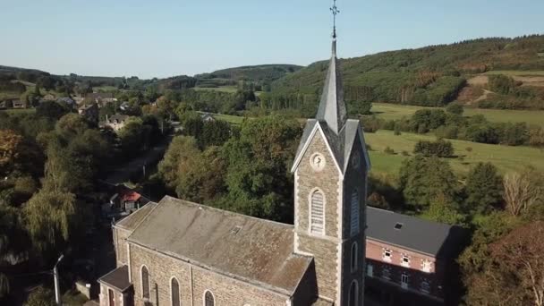 Kirkon Antenni Kylässä Belgian Ardenneilla — kuvapankkivideo