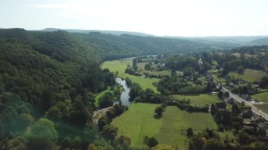 Nehirle bir vadinin üzerinde uçarken Belçika 'daki Ourthe' de, havadan ateş edildi.