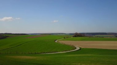 Somme-Leuze, Belçika 'nın Namu iline bağlı bir belediyedir. Bu resimde tarım arazileri ve tarım arazileri görüyorsunuz. 4K 'da hava çekimi.