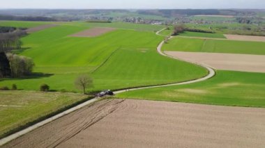 Somme-Leuze, Belçika 'nın Namu iline bağlı bir belediyedir. Bu resimde tarım arazileri ve tarım arazileri görüyorsunuz. 4K 'da hava çekimi.