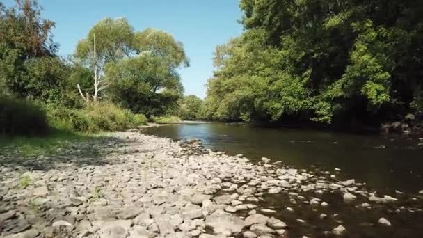 Survoler une vallée avec la rivière Ourthe en Belgique Ardennes, Plan aérien
