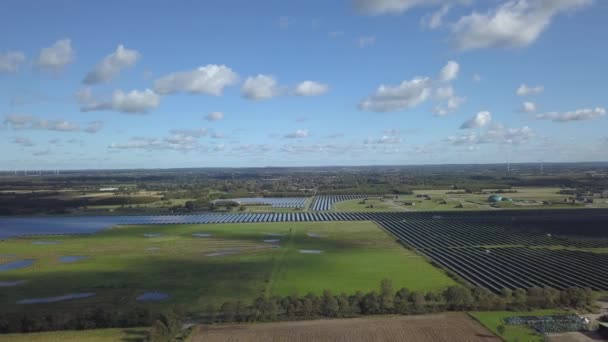 Vista Aérea Coletores Solares Sistema Solar Parque Solar Verão Prado — Vídeo de Stock