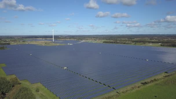 緑の牧草地で夏に太陽系太陽光発電所のコレクターの空中ビュー Eggebekドイツ — ストック動画