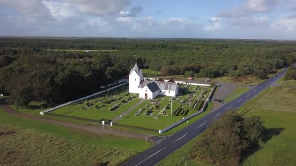 Luchtfoto Van Saint Clemens Kerk Het Eiland Romo Deense Waddenzee — Stockvideo