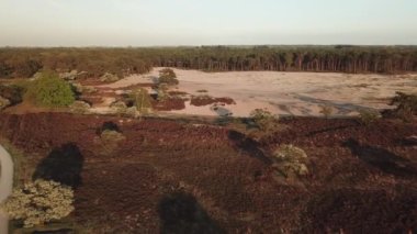 En yüksek noktası Dunkery Beacon olan Exmoor Ulusal Park Ormanı 'nın havadan görünüşü