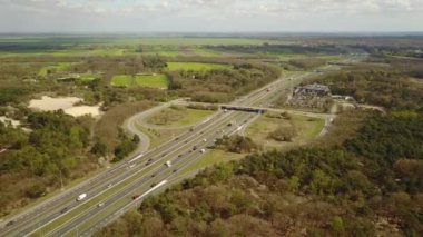 Hollanda 'da otoyol kavşağı A1 ve A27 numaralı otoyolda. 4K Hava Çekimi.