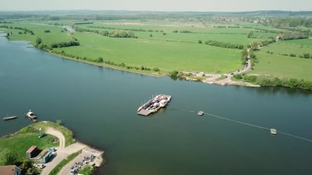 オランダのAmerongen近くの川Nederrijnのフェリー Aerial — ストック動画