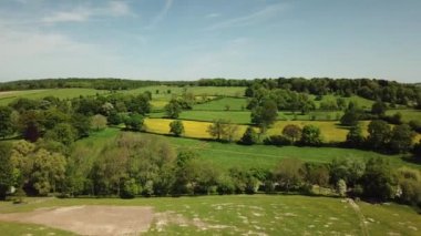 Cotswolds, İngiltere 'nin güneyinde yer alan ve Thames' in yukarısındaki otlaklardan Severn Vadisi ve Evesham Vadisi 'nin yukarısındaki Cotswold Edge olarak bilinen yamaca yükselen bir dağ silsilesidir. Bu alan, İngiltere 'de nadir görülen ve altın renkli Cotswold taşı için taş ocağı olarak kullanılan bir çayırlık yaşam alanı türü yaratan Jurassic kireç taşının temeli ile tanımlanmaktadır. Bu mineralin kullanımından türetilen benzersiz özellikler içerir; ağırlıklı olarak kırsal alan taştan yapılmış köyler, tarihi kasabalar ve görkemli evler ve bahçeler içerir..
