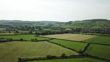 Cotswolds, İngiltere 'nin güneyinde yer alan ve Thames' in yukarısındaki otlaklardan Severn Vadisi ve Evesham Vadisi 'nin yukarısındaki Cotswold Edge olarak bilinen yamaca yükselen bir dağ silsilesidir. Bu alan, İngiltere 'de nadir görülen ve altın renkli Cotswold taşı için taş ocağı olarak kullanılan bir çayırlık yaşam alanı türü yaratan Jurassic kireç taşının temeli ile tanımlanmaktadır. Bu mineralin kullanımından türetilen benzersiz özellikler içerir; ağırlıklı olarak kırsal alan taştan yapılmış köyler, tarihi kasabalar ve görkemli evler ve bahçeler içerir..