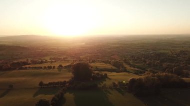 İngiltere 'de Cotswold manzarasında altın gün batımı havası