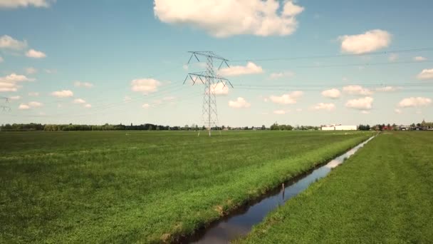 荷兰Ijssel河洪水平原上高压电堆旁边的桥 — 图库视频影像
