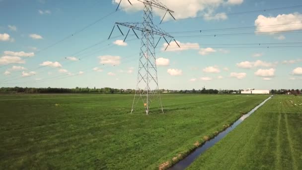 荷兰Ijssel河洪水平原上高压电堆旁边的桥 — 图库视频影像