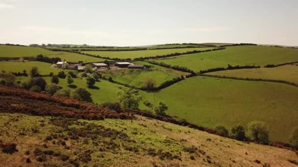 Luftaufnahme Des Exmoor Nationalparks Mit Bauernhaus — Stockvideo