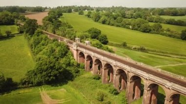 Ouse Viyadük (Balcombe Viaduct olarak da bilinir), Sussex 'teki Ouse Nehri üzerinden Londra-Brighton Demiryolu Hattı' nı taşır.