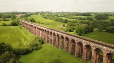 Ouse Viyadük (Balcombe Viaduct olarak da bilinir), Sussex 'teki Ouse Nehri üzerinden Londra-Brighton Demiryolu Hattı' nı taşır.