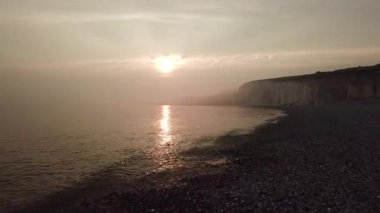 Seven Sisters, İngiliz Kanalı 'nın tebeşir uçurumları serisidir.