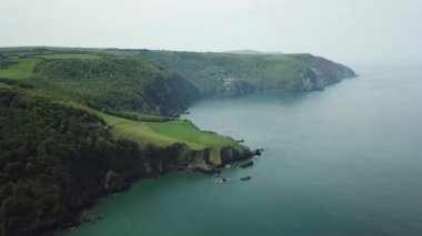 Kuzey Devon 'daki Kayalık Vadisi Havalimanı, Lynton köyünün batısı.