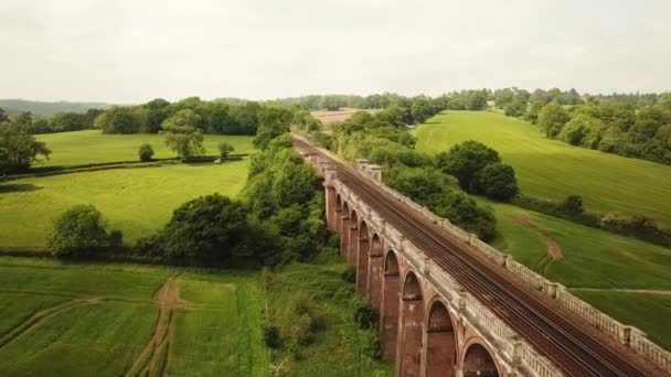 奥兹谷高架铁路 Ouse Valley Viaduct 又称巴尔科姆高架铁路 Balcombe Viaduct 通过苏塞克斯的奥兹河 River Ouse — 图库视频影像