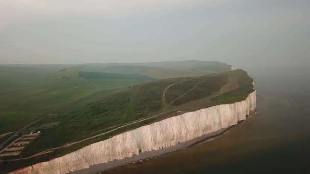 七妹是由英吉利海峡边的一系列粉笔悬崖 — 图库视频影像