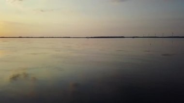 Hollanda deniz veya göl bariyeri boyunca birçok yel değirmeninin havası