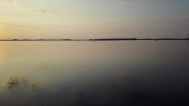 Gün batımında yelkenli gemiye doğru uçarken çekilmiş görüntüler.