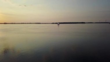 Gün batımında yelkenli gemiye doğru uçarken çekilmiş görüntüler.