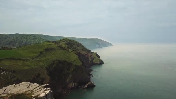 Εναέρια Της Κοιλάδας Των Βράχων Στο Βόρειο Devon Αγγλία Δυτικά — Αρχείο Βίντεο