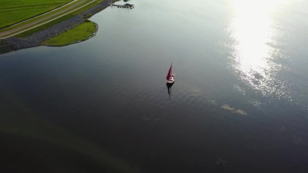 日没時に帆船に向かって飛行する空中映像 — ストック動画